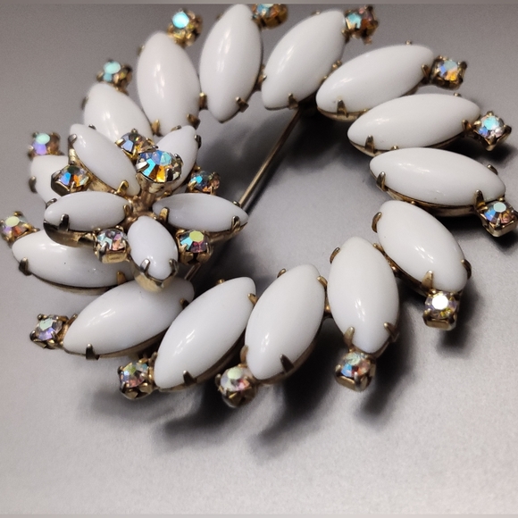 Vintage Milk Glass Brooch - Picture 9 of 9